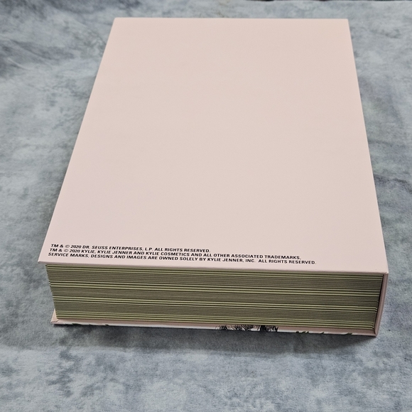 Kylie Jenner Autographed Signed Grinch PR Box NEW Cosmetics Never Been Used! - Picture 7 of 16